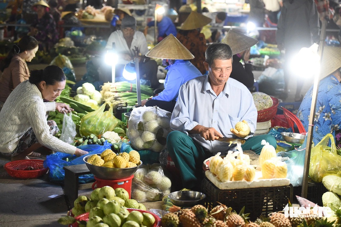 Chú Sang dọn và chuẩn bị trái cây vào lúc 2h sáng mỗi ngày