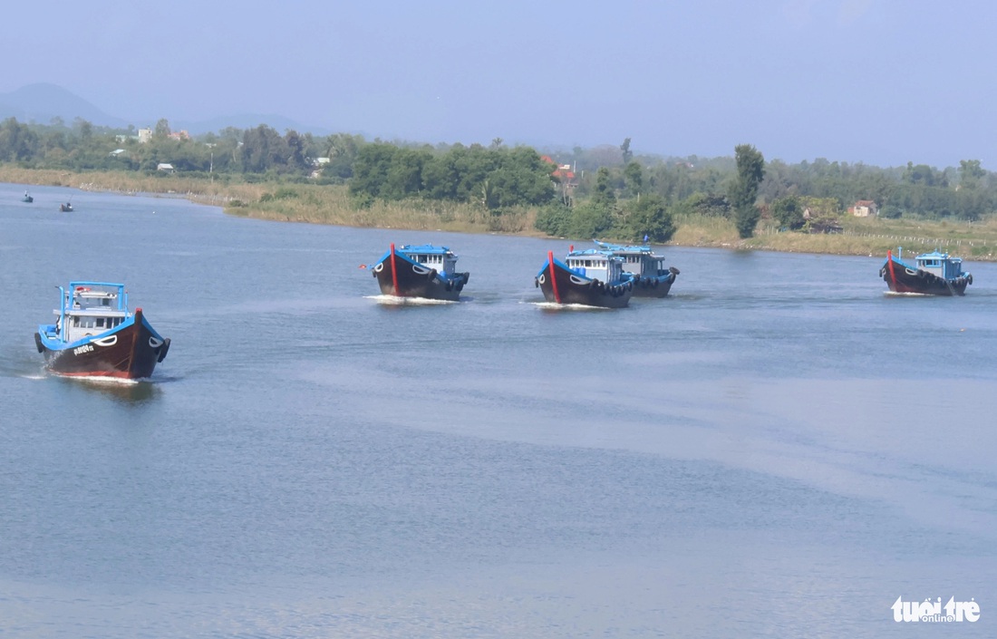 Tàu cá Quảng Nam ra biển đánh bắt - Ảnh: LÊ TRUNG