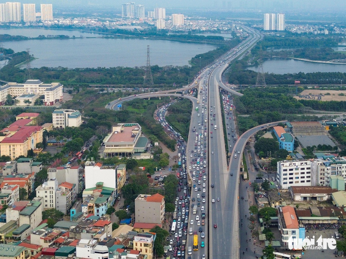 Các làn đường hướng về trung tâm Hà Nội tại cửa ngõ phía nam không còn một chỗ trống