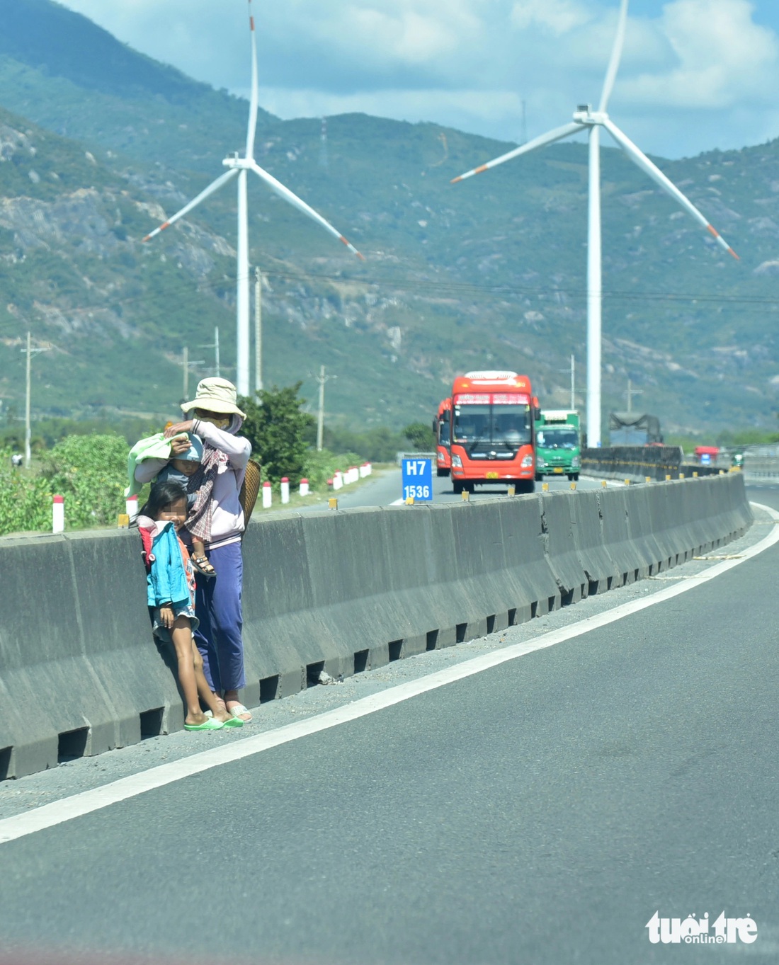 Ba mẹ con trèo qua dải phân cách trên quốc lộ 1 đoạn qua huyện Thuận Bắc (Ninh Thuận) sáng 2-2