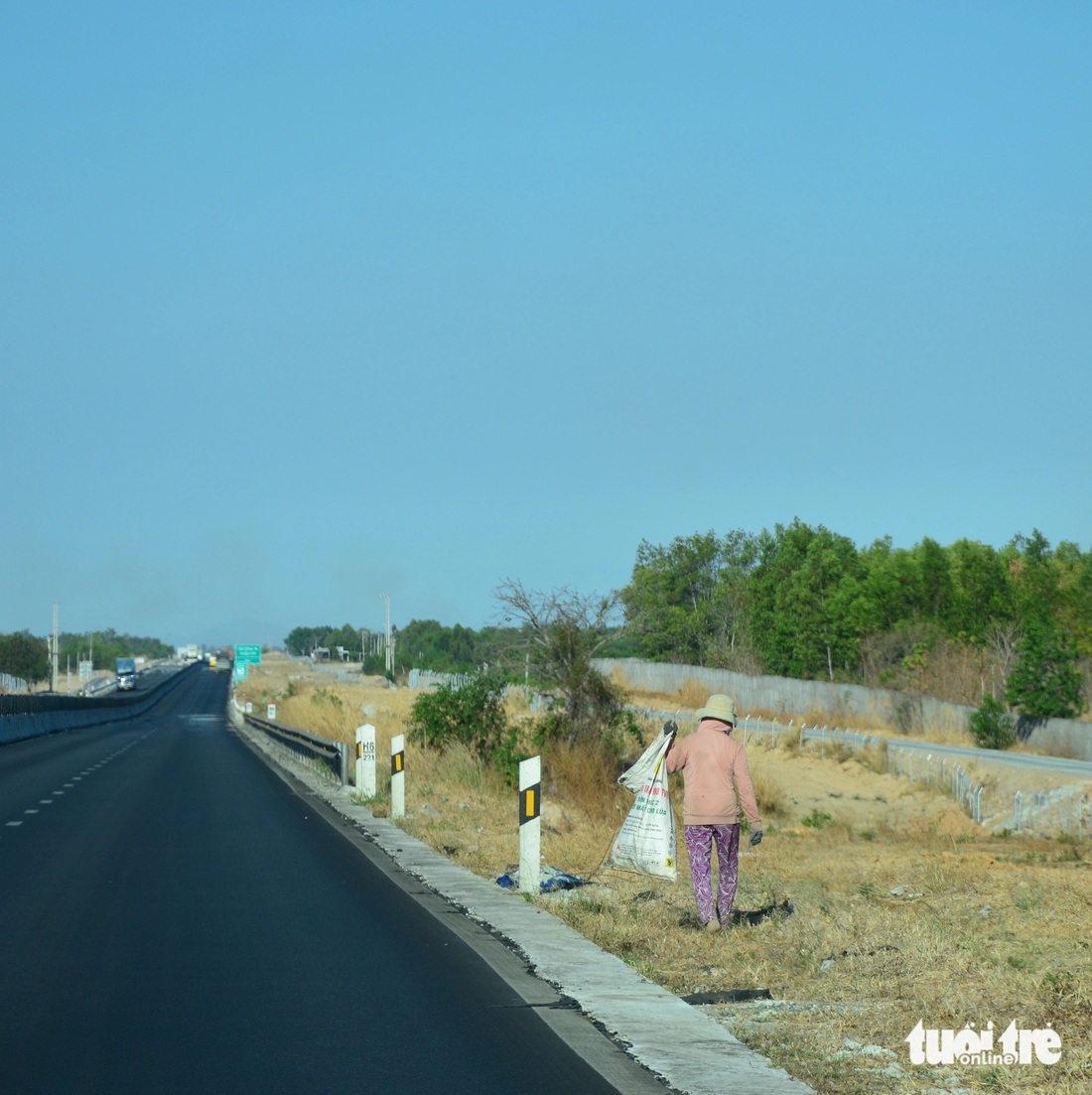 Một phụ nữ vào dự án cao tốc Vĩnh Hảo - Phan Thiết nhặt ve chai.