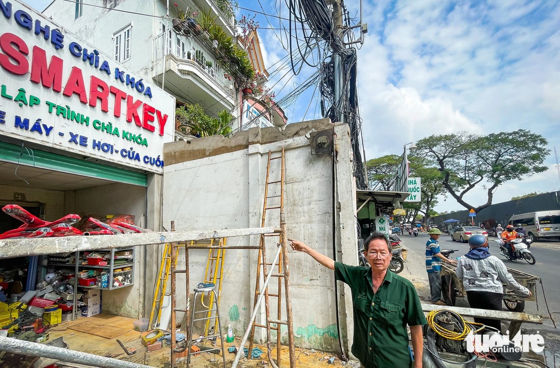 Ông Nguyễn Viết Nhuần (người dân phường 13, đường Hoàng Hoa Thám) cho biết rất ủng hộ việc mở rộng tuyến đường này. Chính vì vậy khi chính quyền địa phương vận động lùi mặt bằng vào trong để thi công đường, ông Nhuần đã đồng ý ngay - Ảnh: CHÂU TUẤN