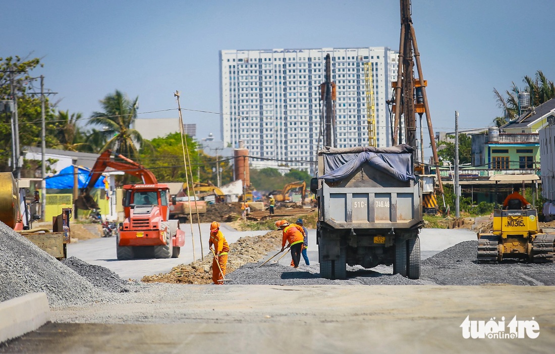 Dự án này gồm 7 gói thầu. Trong đó, việc xây dựng đường song hành quốc lộ 50 (6 làn xe) chia thành 4 gói (gói xây lắp 1, 2, 3, 4), đến nay đã đạt khoảng 53% khối lượng và dự kiến hoàn thành trong năm 2024 - Ảnh: LÊ PHAN