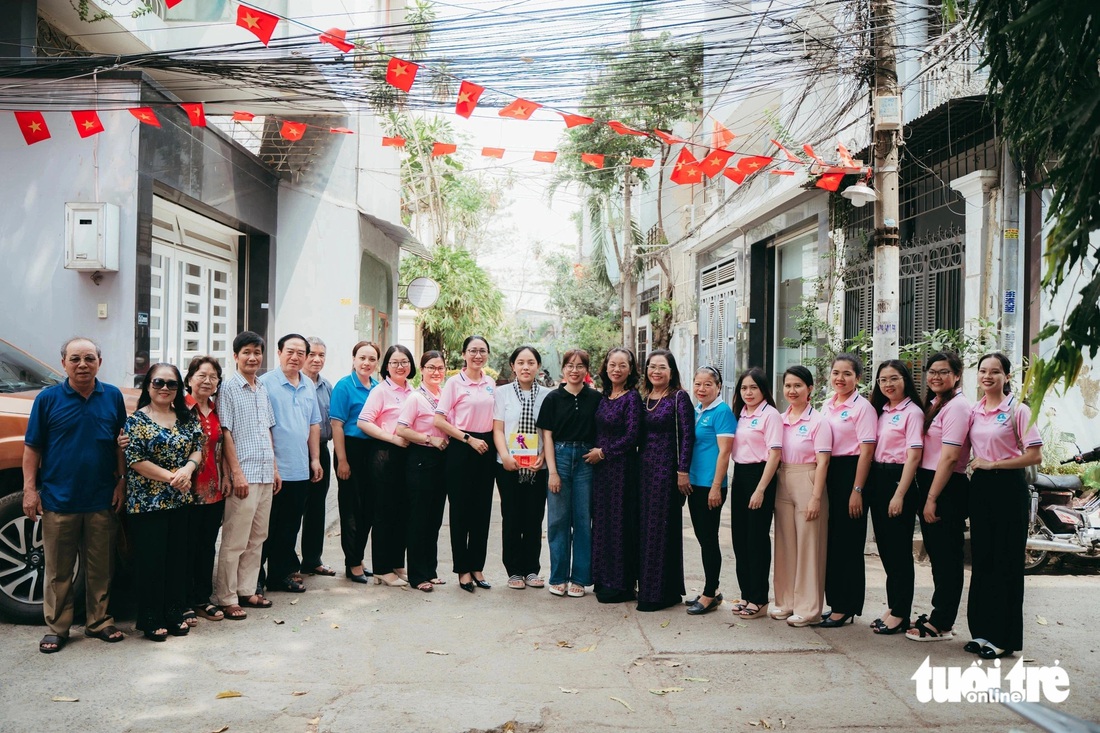 Đại diện chính quyền địa phương thăm hỏi Hoàng Bảo Ngọc lên đường tòng quân - Ảnh: THANH HIỆP