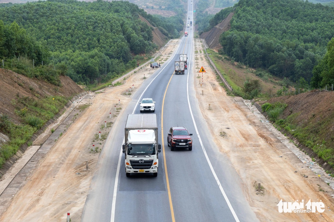 Một xe ô tô con vượt qua xe tải vì không kiên nhẫn 'bò' sau lưng xe chạy chậm - Ảnh: HOÀNG TÁO