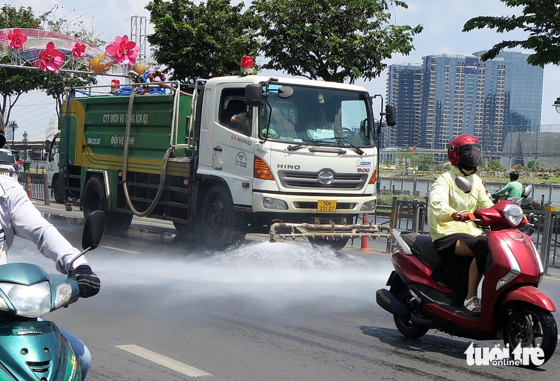 Trong những ngày nắng nóng này, mỗi tài xế của Công ty Dịch vụ công ích quận 1 tưới 5 xe nước (mỗi xe chứa 8m³) vào các buổi trưa chiều nắng nóng trên các con đường trung tâm để giải nhiệt cho TP - Ảnh: T.T.D.