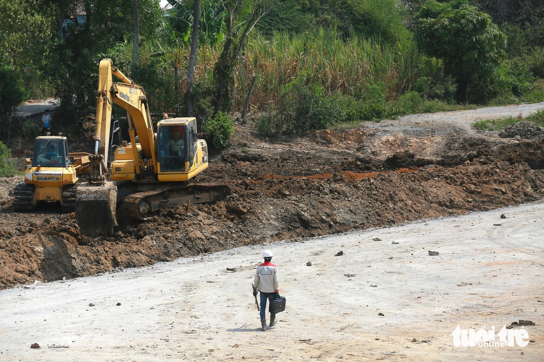 Ngày 3-7-2023, Thủ tướng Chính phủ đã ban hành quyết định điều chỉnh chủ trương đầu tư dự án đường cao tốc Bến Lức - Long Thành. Theo đó, dự án được gia hạn hoàn thành đến 30-9-2025, điều chỉnh tổng mức đầu tư còn 30.073 tỉ đồng (giảm 1.247 tỉ đồng), cơ cấu lại các nguồn vốn của dự án… Quyết định của Thủ tướng là cơ sở quan trọng để tháo gỡ vướng mắc, tiếp tục thi công dự án - Ảnh: ĐỨC PHÚ