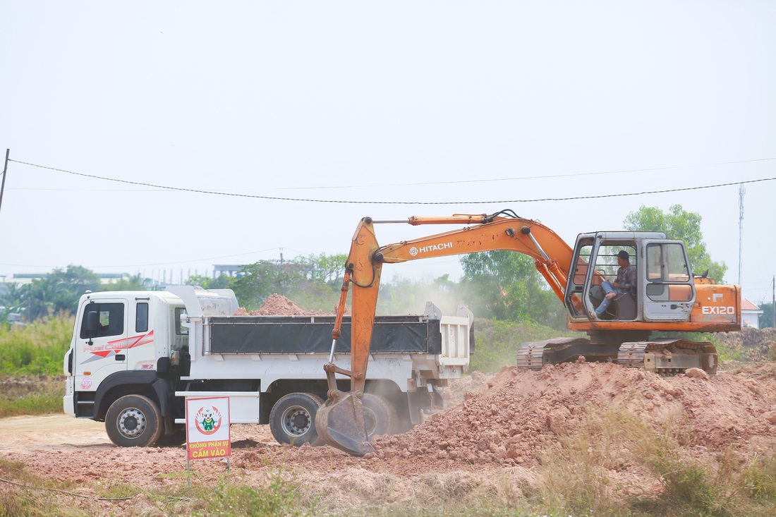 Ngay sau khi có quyết định của Thủ tướng, chủ đầu tư là Tổng công ty Đầu tư phát triển đường cao tốc Việt Nam (VEC) đã tổ chức đấu thầu tìm nhà thầu mới đối với những gói thầu chấm dứt hợp đồng để triển khai thi công các phần việc còn lại. Qua đó, dự án được &quot;hồi sinh&quot; thi công trở lại để hoàn thành toàn bộ vào quý 3-2025 - Ảnh: LÊ PHAN