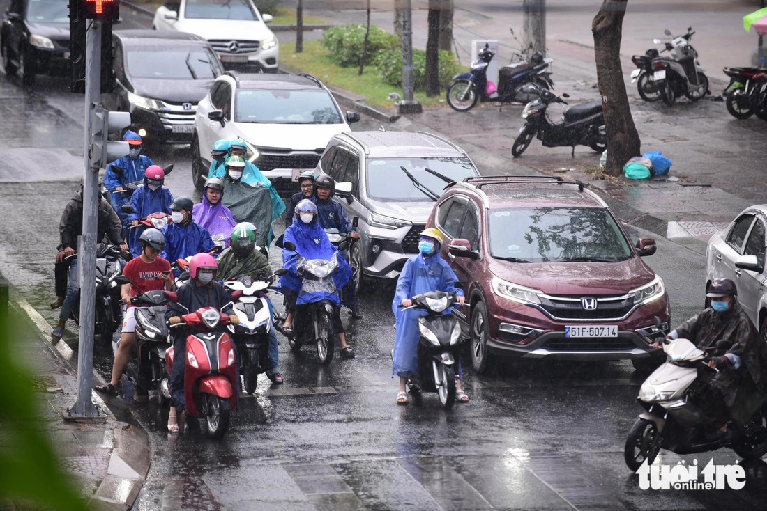 Mưa do nhiễu động gió đông trên cao hoạt động mạnh - Ảnh: QUANG ĐỊNH