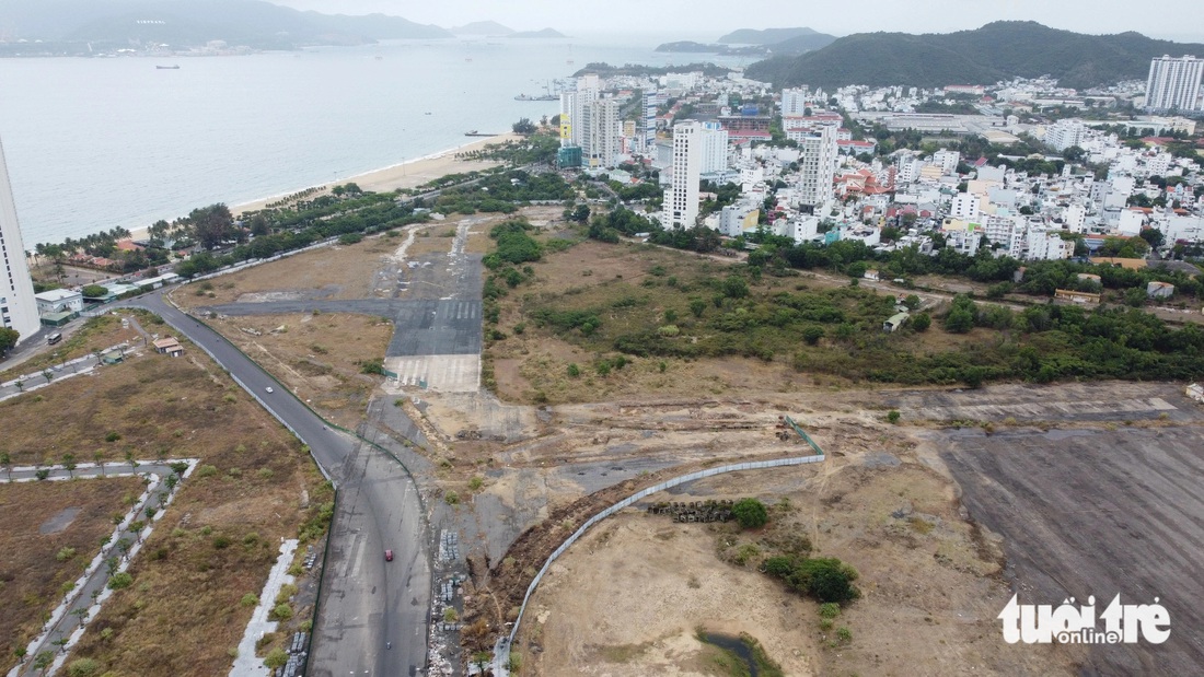 Khu vực sân bay Nha Trang sau nhiều năm giao đất cho doanh nghiệp đầu tư, bên trong vẫn còn ngổn ngang, hoang tàn, cỏ mọc um tùm, xung quanh được quây tôn