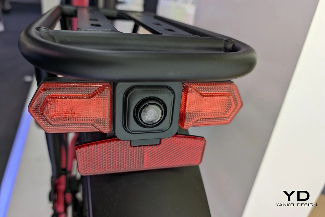 Camera phía sau cho phép hệ thống máy tính của xe đạp phát hiện các phương tiện đang đến gần từ phía sau và nháy cảnh báo trên màn hình. Phát hiện và cảnh báo va chạm cũng là trọng tâm thiết kế của chiếc xe đạp điện này - Ảnh: Yanko Design
