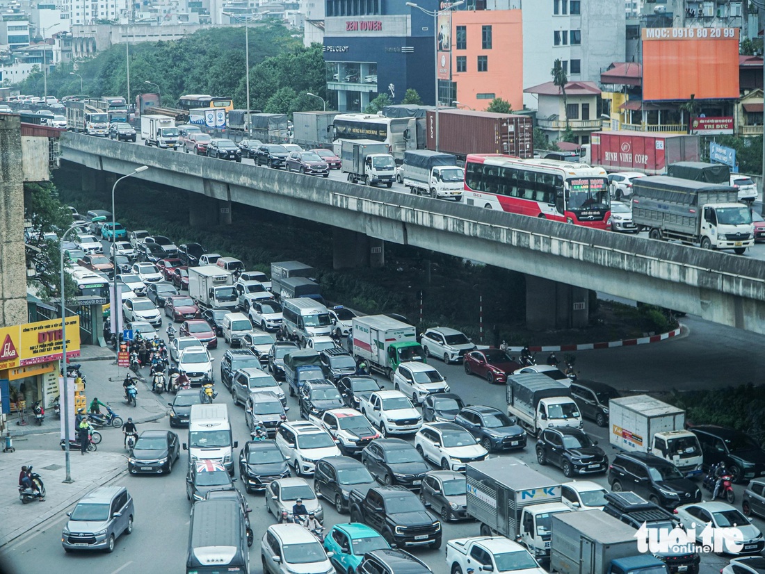 Đường vành đai 3 trên cao, dưới thấp chiều 3-2 nhìn từ tàu metro Cát Linh - Hà Đông - Ảnh: PHẠM TUẤN