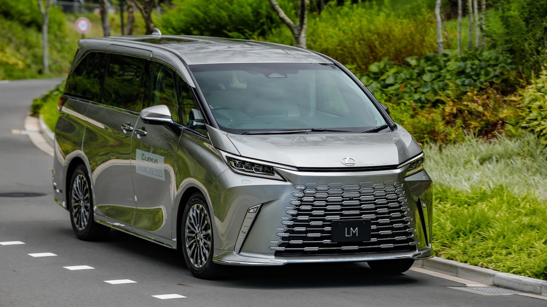 Đây là đời thứ hai của dòng Lexus LM, khung gầm chia sẻ với Alphard 2024 hiện đang được bán tại Việt Nam. Có khả năng sẽ có hai tùy chọn chỗ ngồi: 4 ghế loại thương gia và 6 ghế. Trước đây, mẫu xe này có 2 cấu hình 4 ghế và 7 ghế - Ảnh: MotorTrend