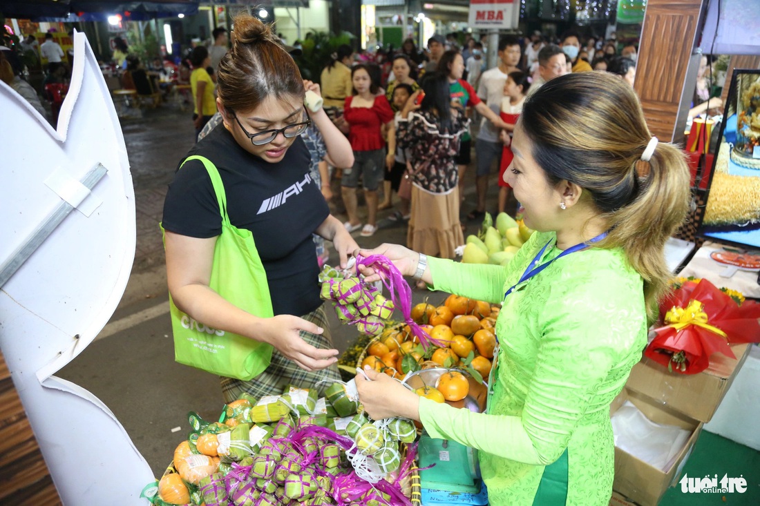 Ngoài các loại hoa, cây kiểng, chợ hoa còn phục vụ trái cây, sản vật địa phương - Ảnh: PHƯƠNG QUYÊN