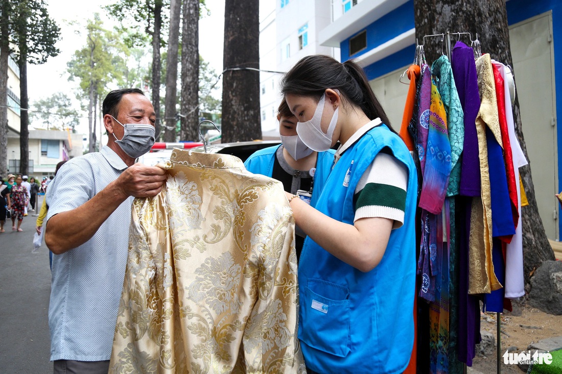 Chú Nam cho biết đây là lần đầu chú được mặc áo dài, mà còn được chụp ảnh miễn phí nên rất thích thú - Ảnh: PHƯƠNG QUYÊN 