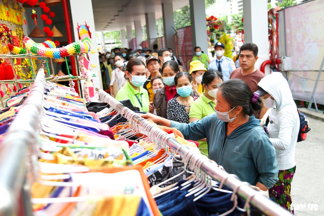 Bệnh nhân, thân nhân hào hứng chọn cho mình những chiếc áo dài ngập tràn sắc xuân tại gian hàng 0 đồng - Ảnh: PHƯƠNG QUYÊN