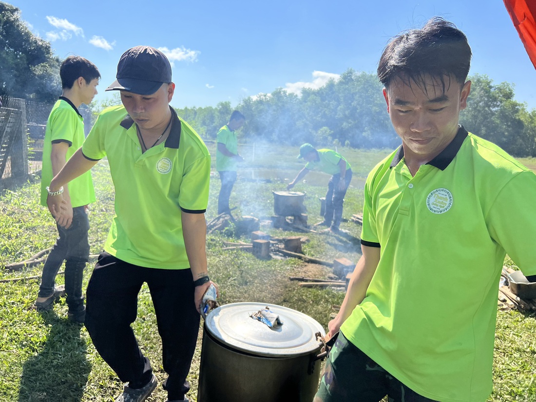 Sáng hôm sau, những nồi cháo thơm ngon, đủ chất được đưa vào &quot;mâm cỗ&quot; thết đãi trẻ em thôn Nước Đang - Ảnh: TRẦN MAI