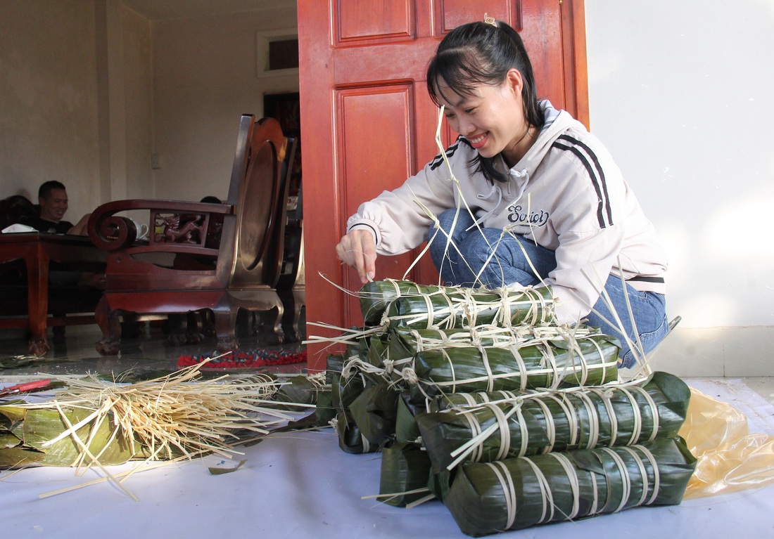 Các bạn trong Câu lạc bộ thiện nguyện Thanh Xuân gói bánh tét và nấu chín trước chuyến đi để tặng bà con - Ảnh: TRẦN MAI