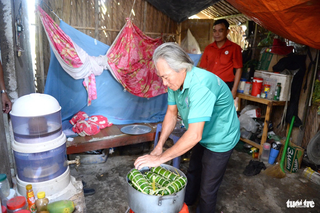 Chú Văn Đức với những đòn bánh tét mừng Tết Giáp Thìn 2024 - Ảnh: HẢI QUỲNH