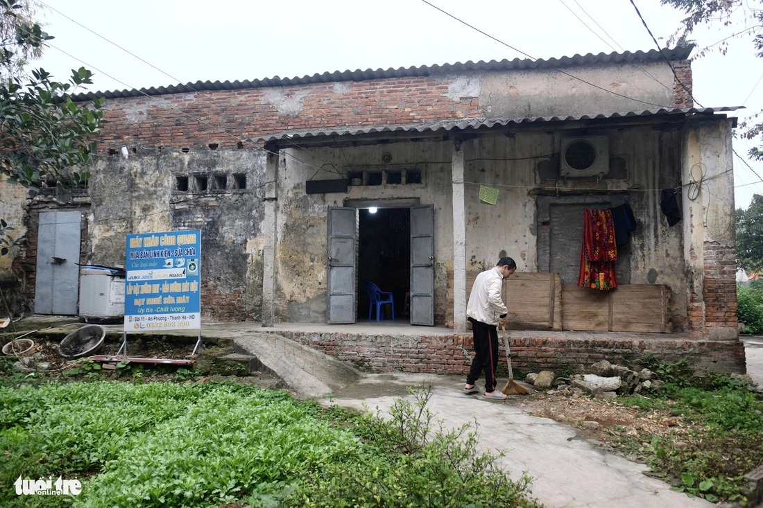 Gian nhà mẫu giáo cũ bỏ hoang trở thành nơi che nắng, che mưa của chàng trai nghèo mồ côi - Ảnh: NGUYÊN BẢO