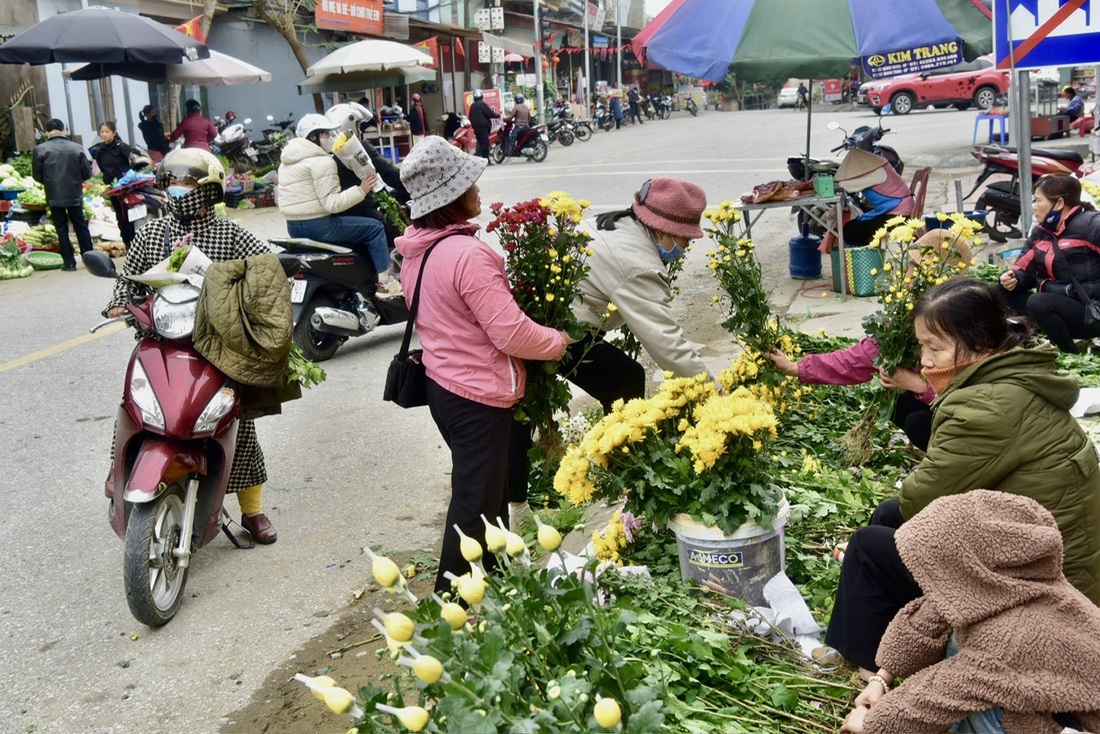 Người dân thị trấn Thác Bà chọn mua hoa để chuẩn bị cúng ngày giao thừa - Ảnh: T.T.D.