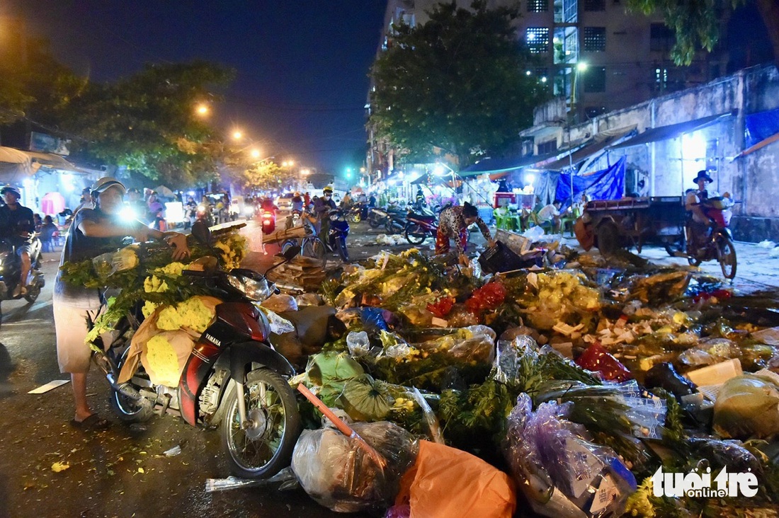 Bãi rác hoa bị hư do thời tiết chất đống khổng lồ - Ảnh: TỰ TRUNG