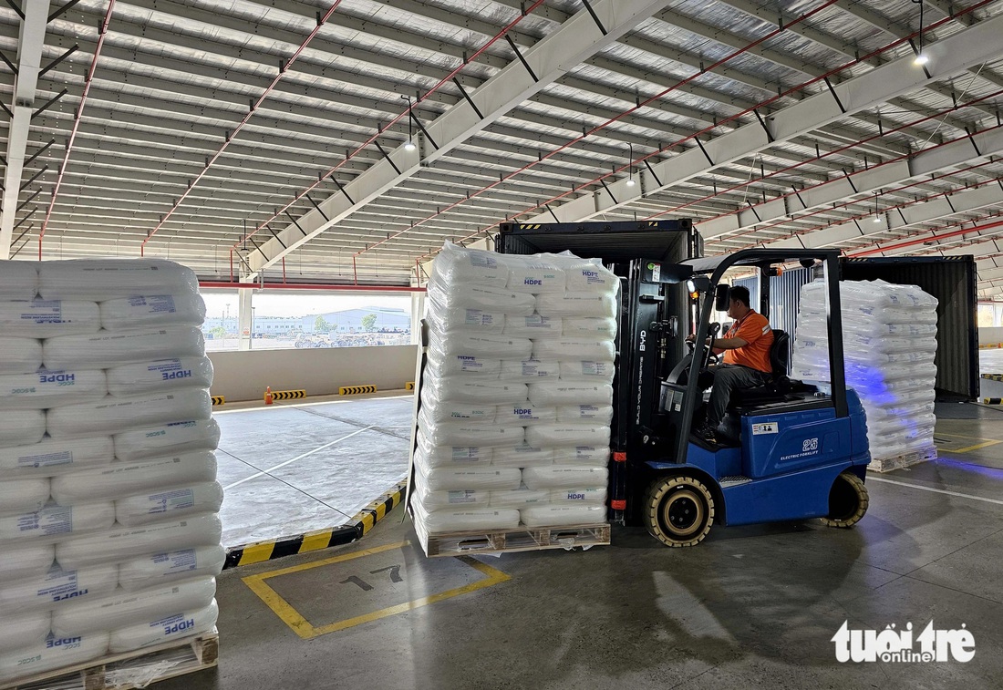 Cận cảnh Tổ hợp hóa dầu Long Sơn 5 tỉ USD sẽ vận hành năm Giáp Thìn- Ảnh 15. Các hạt nhựa sau khi đóng gói sẽ được chuyển lên các container để tiếp tục trở thành nguyên liệu đầu vào cho các sản phẩm nhựa, chi tiết nhựa trong cuộc sống
