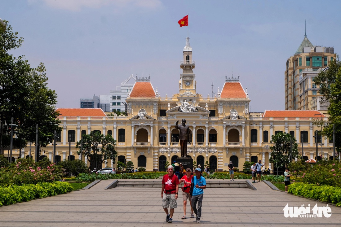 Hiện 4 góc khu vực tượng đài vẫn còn 4 cây sứ trắng. Loạt cột đèn chiếu sáng trước kia ẩn sau hàng cây sứ nay đã lộ diện