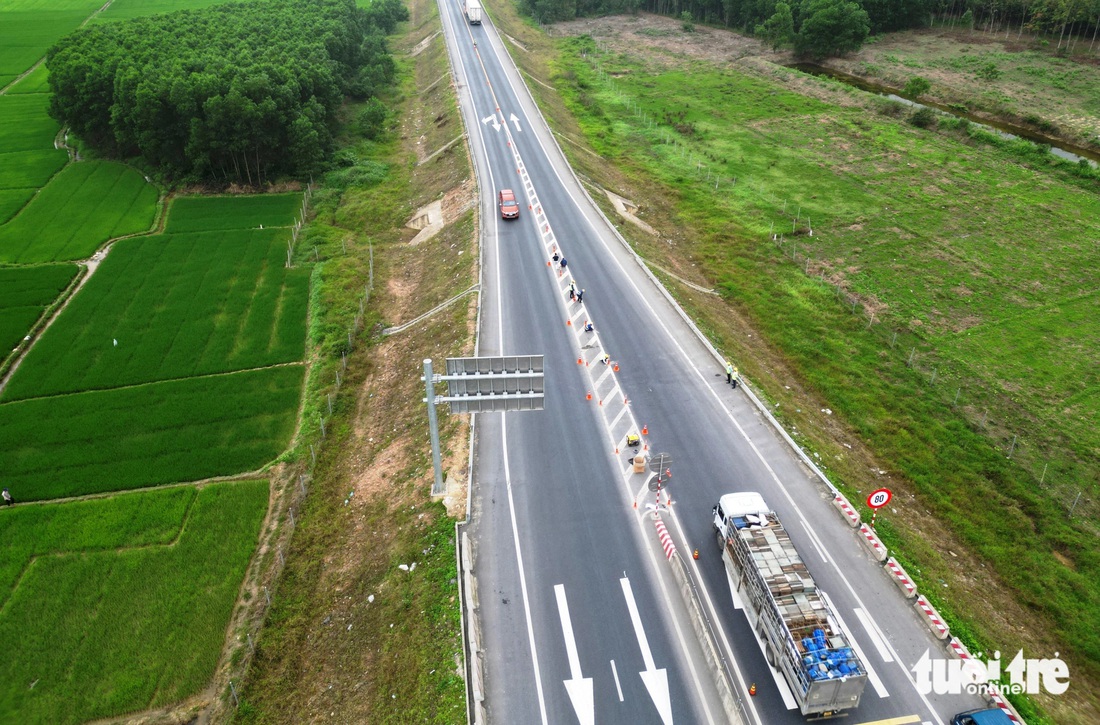 Chiều 14-3, tuyến cao tốc Cam Lộ - La Sơn đã được tiến hành lắp đặt đinh phản quang, trụ cảnh báo nguy hiểm... sau liên tiếp 2 vụ tai nạn nghiêm trọng làm 5 người chết trên cao tốc này - Ảnh: N.L.