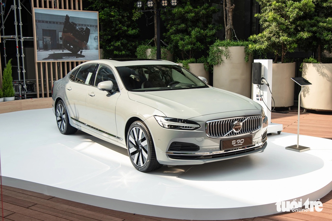 Tâm điểm của triển lãm là màn ra mắt Volvo S90 Ultimate Recharge. Xe sử dụng động cơ plug-in hybrid công suất 462 mã lực và khả năng tăng tốc 0-100km/h trong 4,8 giây. Tầm vận hành thuần điện 98km. Như vậy, Volvo đã trở thành hãng xe đầu tiên tại Việt Nam hoàn thiện đầy đủ dải sản phẩm plug-in hybrid, từ SUV như XC60 Recharge, XC90 Recharge tới sedan là S90 Recharge.