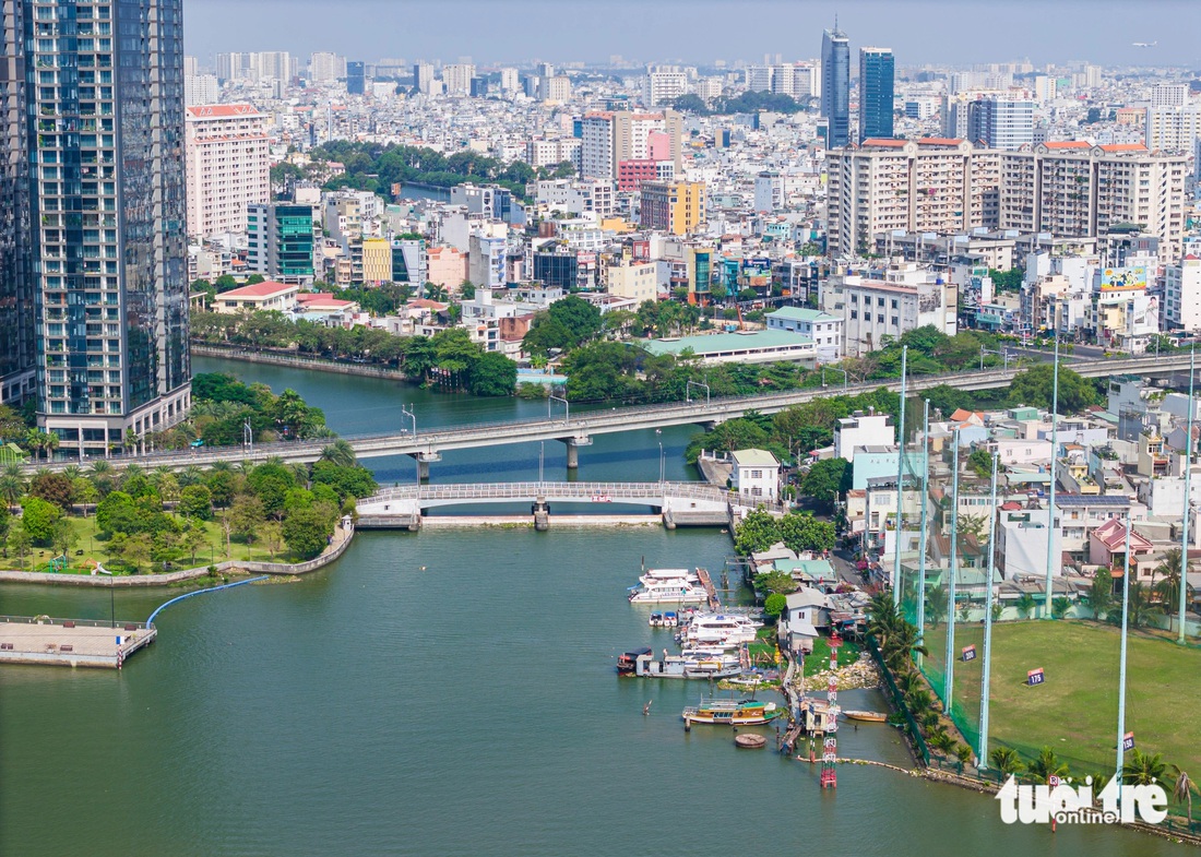 Đây là đoạn theo quy hoạch đường ven sông vượt qua rạch Thị Nghè nối dự án khu trung tâm phức hợp Sài Gòn - Ba Son và khu đất quốc phòng số 234 đường Ngô Tất Tố, quận Bình Thạnh, do Tổng công ty Ba Son thuộc Tổng cục Công nghiệp quốc phòng đang quản lý, sử dụng - Ảnh: LÊ PHAN