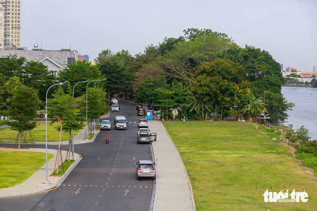 Tuyến đường ven sông đoạn giáp với cầu Thủ Thiêm 1 đã có, đường được thảm nhựa với hạ tầng kỹ thuật hoàn chỉnh. Khu vực này có chừa lại hành lang sát sông - Ảnh: ĐỨC PHÚ