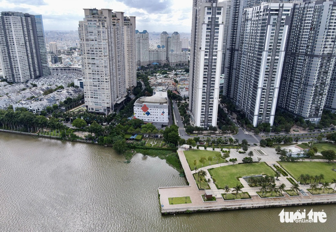 Với dự án trường học do Công ty TNHH một thành viên đầu tư và phát triển giáo dục SSG đầu tư, đường ven sông qua khu vực này rộng 35m. Đoạn đường này chưa được đầu tư theo quy hoạch - Ảnh: LÊ PHAN