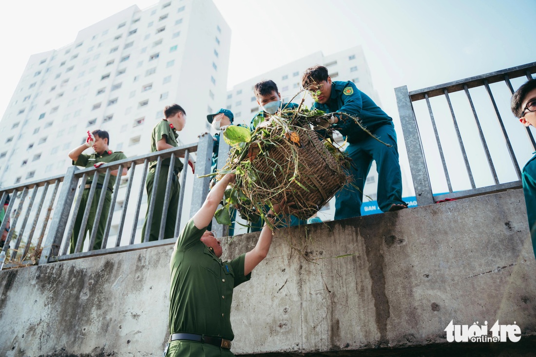 Rác thải, lục bình được đưa ra khỏi rạch đem đi xử lý - Ảnh: THANH HIỆP