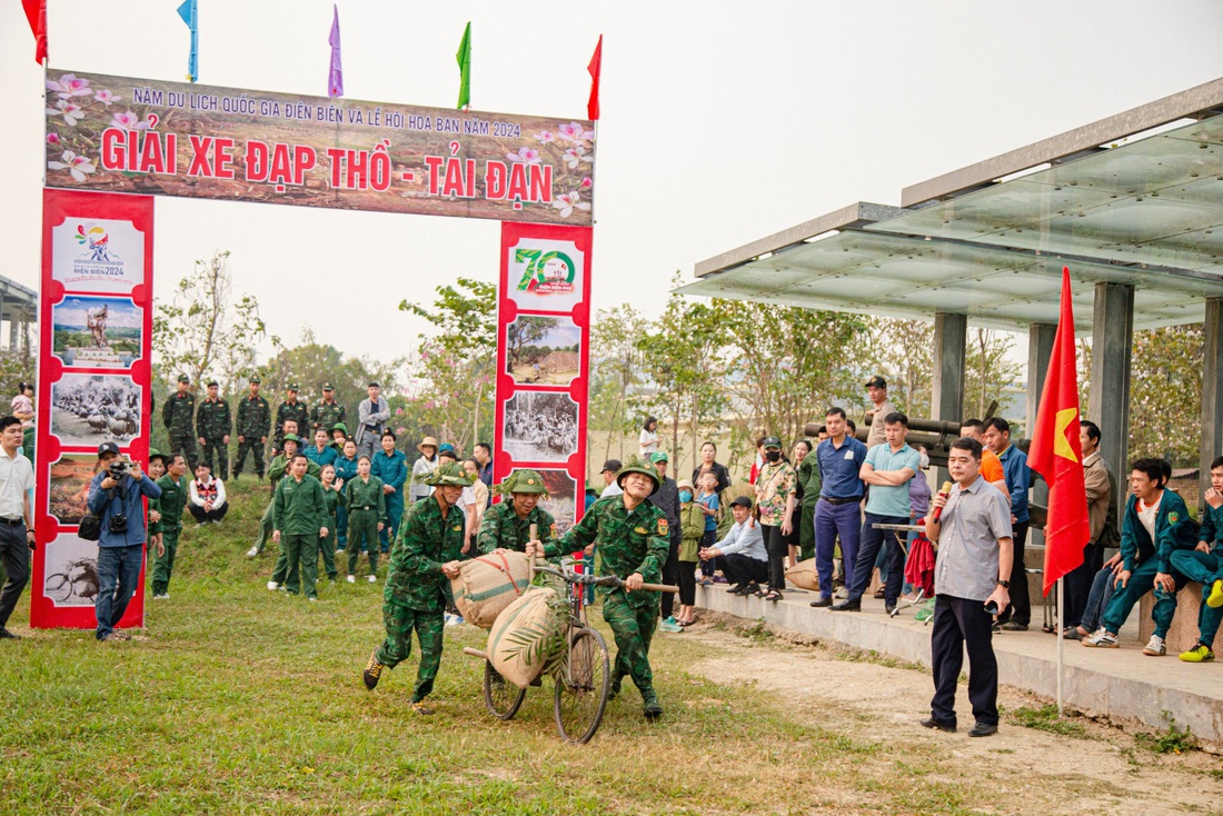 Đội thi chỉ hoàn thành phần thi khi tất cả các thành viên trong đội đều cùng về đích và chạm tay vào lá cờ Tổ quốc ở khu vực đích - Ảnh: TƯ HẠ