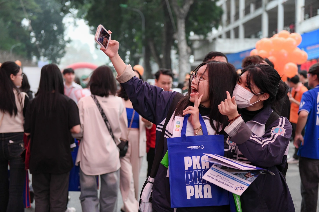 Ngay từ sớm, rất đông các bạn học sinh đã có mặt tại khuôn viên ĐH Bách khoa Hà Nội để tham gia ngày hội - Ảnh: NAM TRẦN