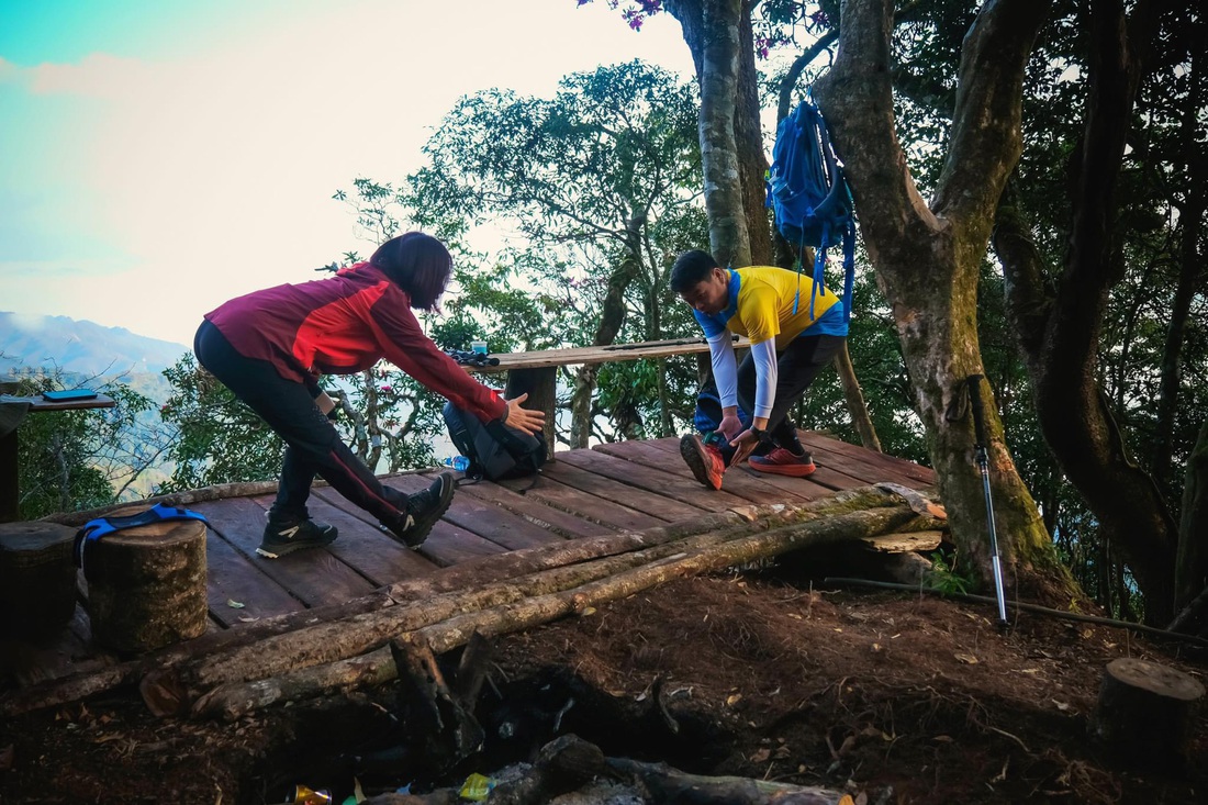 Khởi động kỹ trước khi leo núi giúp bạn có chuyến trekking an toàn, tránh chấn thương