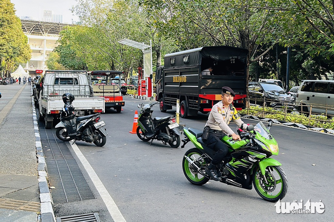 Mọi nẻo đường dẫn đến sân Bung Karno đều được dựng chốt an ninh - Ảnh: NGUYÊN KHÔI