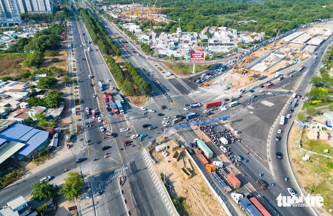 Nút giao An Phú là điểm tập trung nhiều luồng giao thông lớn như đường cao tốc đi vào đường Lương Định Của, đi Võ Nguyên Giáp, Đồng Văn Cống để ra vào cảng Cát Lái và Nguyễn Duy Trinh nên hay xung đột giao thông - Ảnh: LÊ PHAN