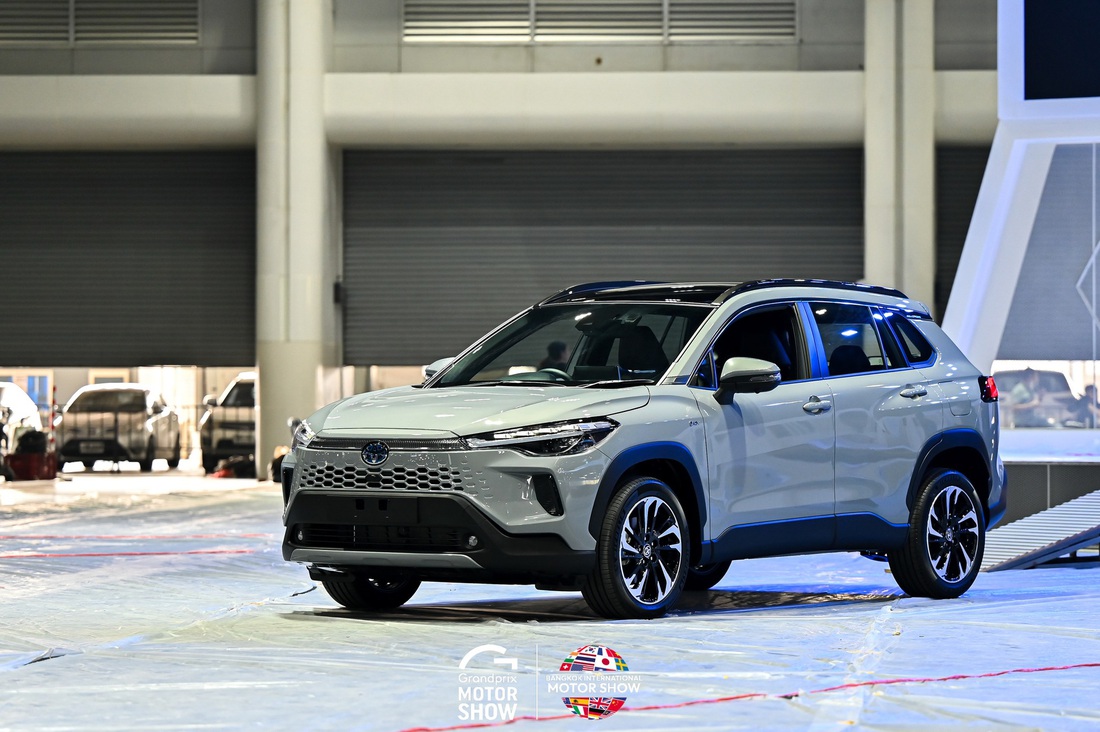 Một trong những mẫu xe đáng chú ý nhất của BIMS 2024 với khách Việt là Toyota Corolla Cross 2024. Bản nâng cấp mới này dự kiến ra mắt thị trường Việt Nam vào tháng 4. Theo thông tin từ phía đại lý, trang bị của bản bán tại Việt Nam sẽ tương tự với xe ở Thái Lan.