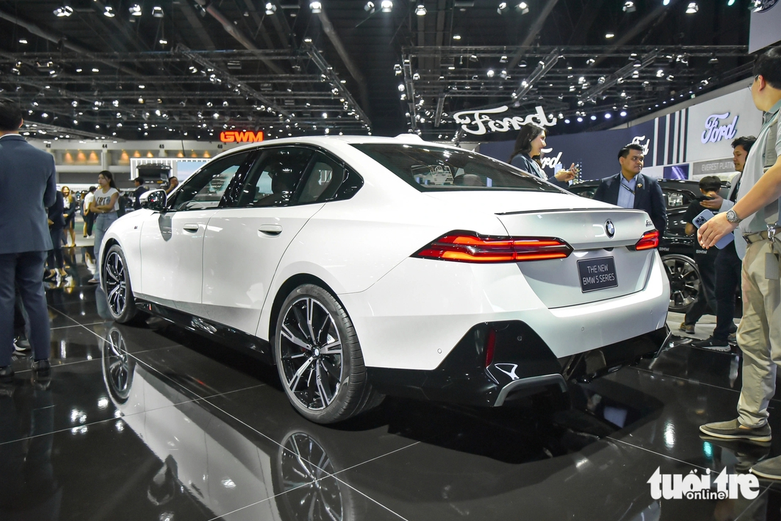 BMW 5-Series 2024 dự kiến về Việt Nam: Nhiều công nghệ hiện đại, giá quy đổi từ 2,4 tỉ đồng- Ảnh 5. Bên hông, xe được trang bị bộ vành đa chấu, kích thước 20 inch. Đèn hậu LED thiết kế mảnh hơn trước. Xe không có các chi tiết chrome sáng mà thay bằng màu sơn đen.