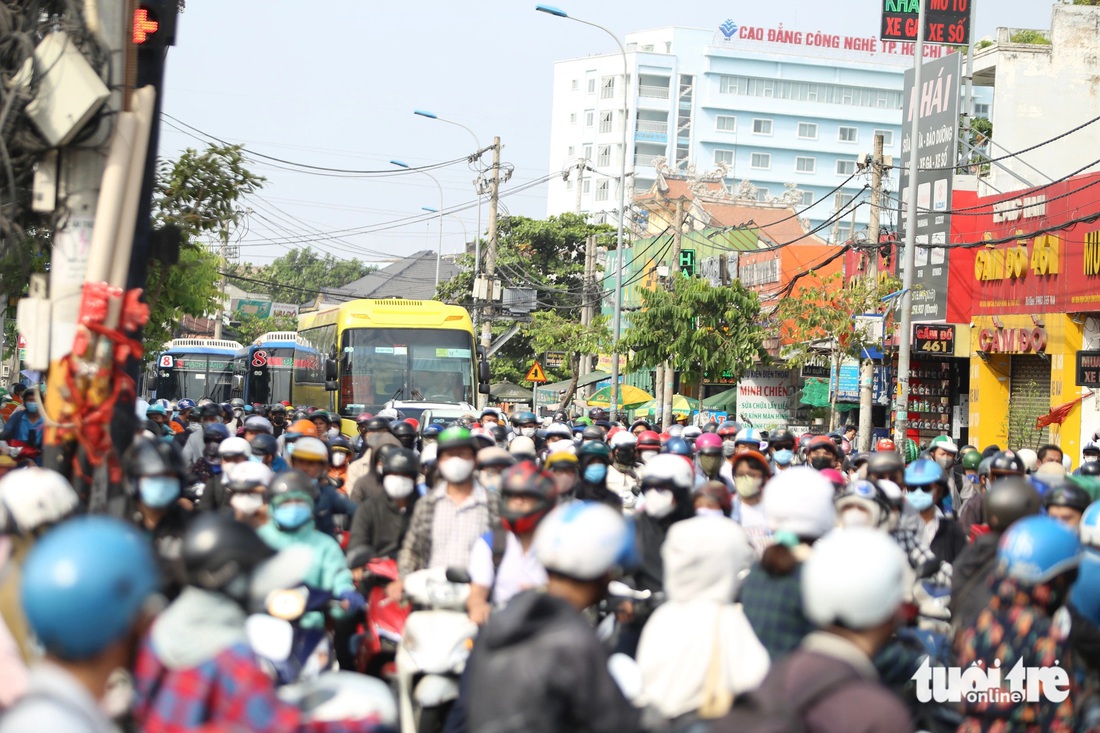 Dòng xe kẹt cứng trên đường Kha Vạn Cân, hướng từ đường Phạm Văn Đồng đi chợ Thủ Đức, sáng 28-3 - Ảnh: MINH HÒA