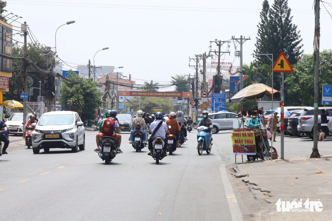 Đường Lê Văn Việt không kẹt xe, trở nên thông thoáng hơn mọi ngày - Ảnh: KHẮC HIẾU