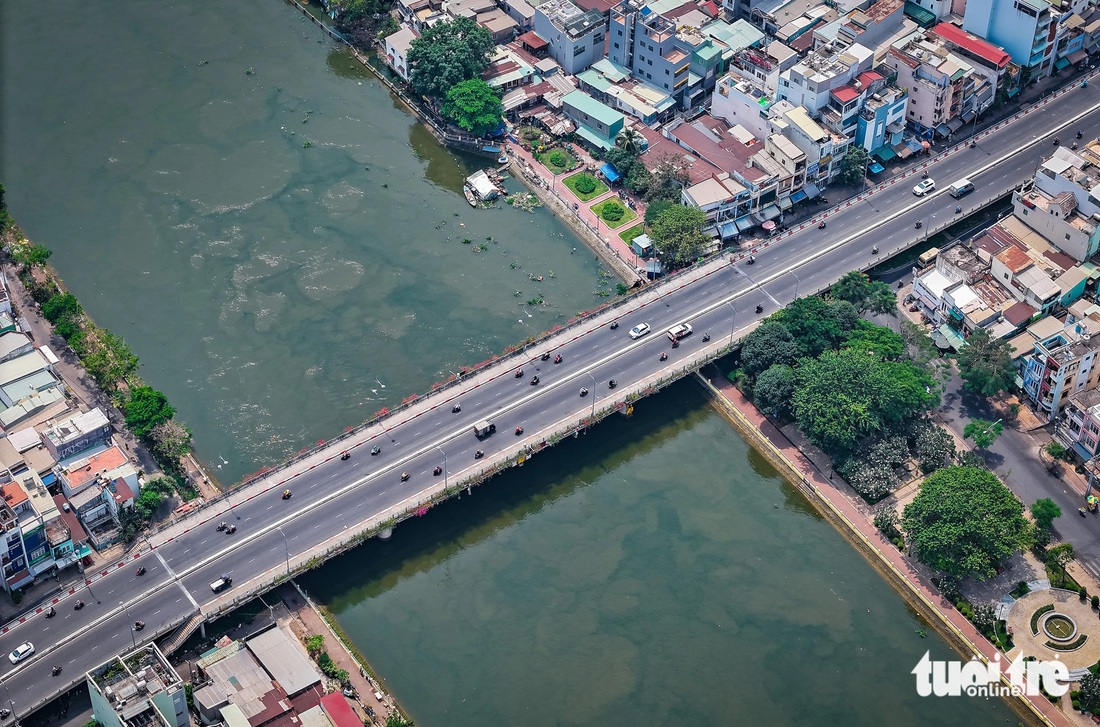 Cầu Kinh (đường Xô Viết Nghệ Tĩnh) chính là lối “độc đạo” để vào bán đảo này 