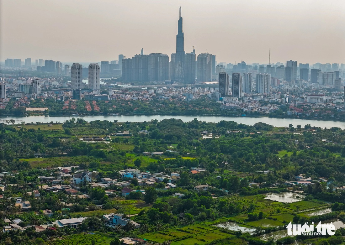 Khung cảnh đối lập tại bán đảo Thanh Đa cây cối um tùm và phía bên kia bờ sông là khu Thảo Điền, An Phú, Vinhomes sầm uất, nhà cửa cao tầng