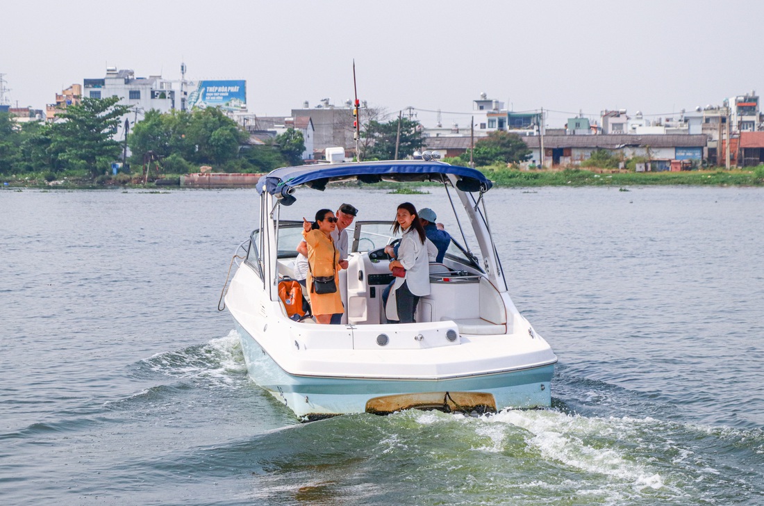 Các chuyên gia đi khảo sát thực tế bán đảo Thanh Đa ngày 3-3 - Ảnh: CHÂU TUẤN