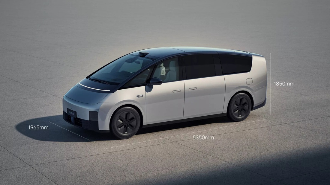 Li Auto khẳng định Mega EV là mẫu xe cá nhân chạy điện (không tính bán tải) được sản xuất hàng loạt lớn nhất thế giới. Xe có kích thước 5.350 x 1.965 x 1.850 (mm) cùng chiều dài cơ sở 3.300mm. Nếu bỏ yếu tố "sản xuất hàng loạt", chiếc xe này vẫn không bằng Rolls-Royce Spectre EV khi sở hữu chiều dài ở mức 5.453mm