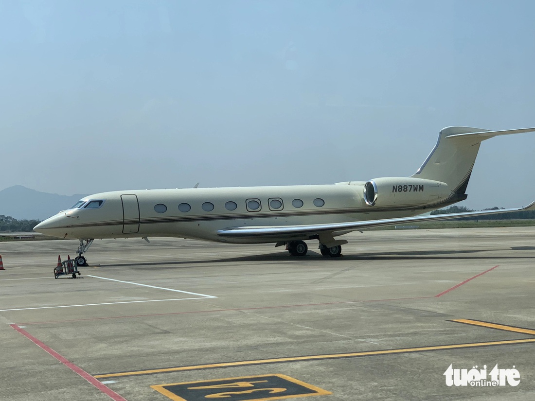 Máy bay tư nhân Gulfstream G650ER  hạ cánh xuống sân bay Đà Nẵng - Ảnh: TIẾN MINH