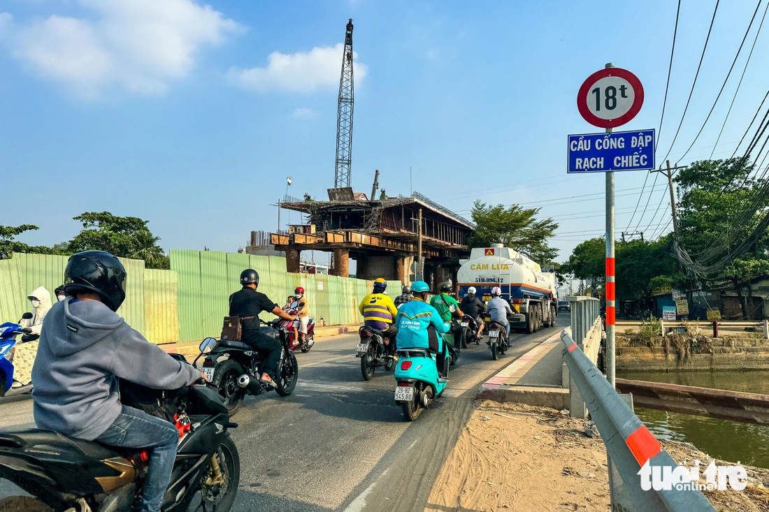 Cách đó khoảng 7km, cầu Nam Lý nằm trên địa bàn TP Thủ Đức cũng đang trong quá trình thi công - Ảnh: THU DUNG