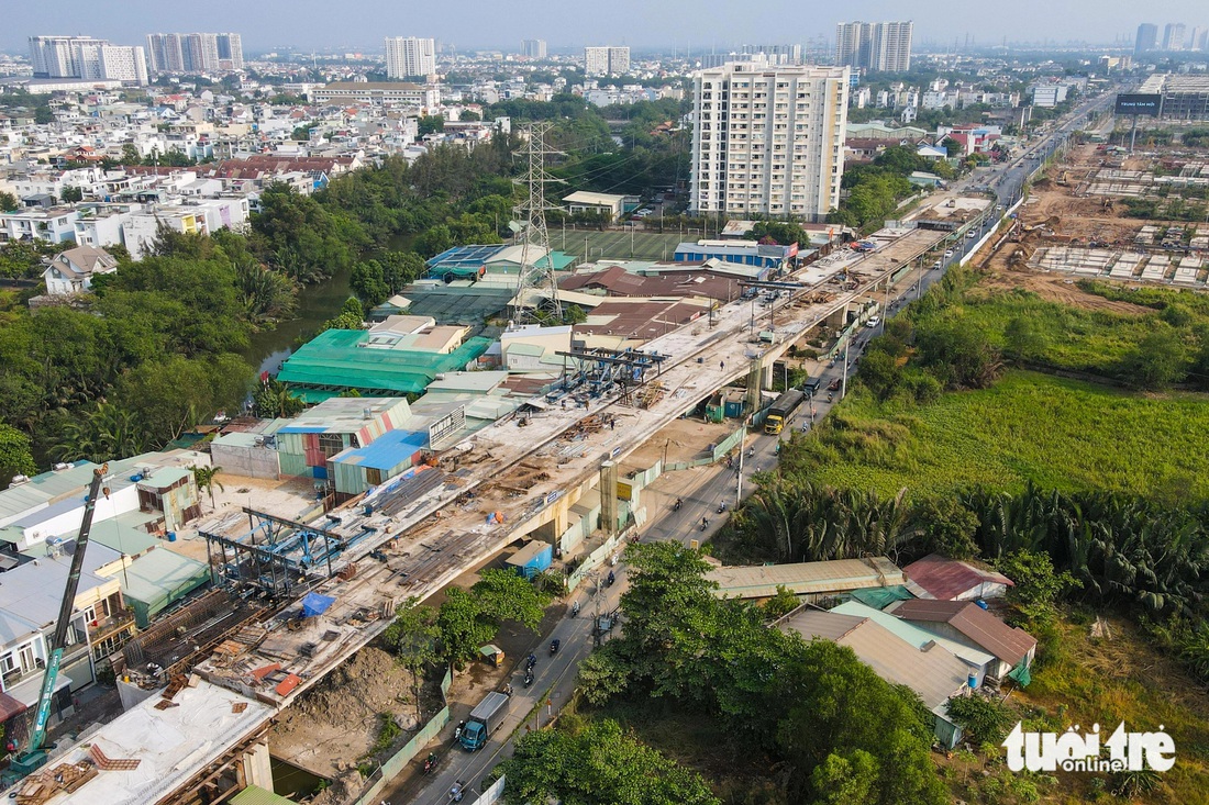  Cuối tháng 10-2023 vừa qua, cầu Nam Lý hợp long nhịp chính - Ảnh: PHƯƠNG NHI